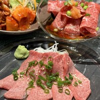 焼肉SEJONG 栄店 - タン刺し 1,518円/カシラ刺し 968円/キムチの盛り合わせ 968円