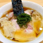 飯田商店 - 醤油らぁ麺、ワンタンとチャーシュー入り。