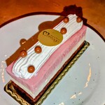 スイーツハウス モンタージュ - 苺とバニラとチョコレートのケーキ。