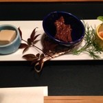 Keyaki - 前菜は自家製胡麻豆腐、牛肉大和煮、小海老と蕪の味噌和え