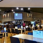 ニッカウヰスキー 余市蒸溜所 - 広いフロアは団体も十分に飲み込むキャパ