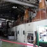 ニッカウヰスキー 余市蒸溜所 - 現役のポットスチル（蒸留機）には常時しめ縄が。