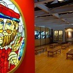 ニッカウヰスキー 余市蒸溜所 - 待合室でニッカおじさんがお出迎え