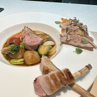 フランス料理 タンモア - 仏ピレネー産乳飲み仔羊のローストと煮込み、春野菜添え。