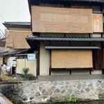 ぎをん 小森 - お座敷からは白川をのぞむ祇園らしい景色を眺めることができます。