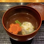 大和屋 - 〈吸物〉 布海苔真丈 桜人参 軸こごみ 蕨 柚子