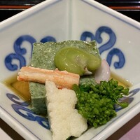 大和屋 横浜店 - 〈先付〉 蓬豆腐 蚕豆 蟹 カリフラワー 菜の花 花弁百合根
