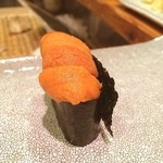 くま寿司 - あーん♡ 幸せっ♡ 写真撮影禁止のこの寿司屋で唯一撮らせてもらったのは、もちろん！ ウニです＼(^o^)／ 赤酢のお寿司って、凄く劇的で美味しかったです❗️