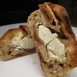 グーグーベーカリー - 【再訪7】イチジクとクリームチーズのパンの断面
