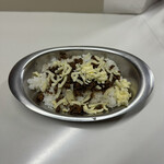 かれーの店 うどん  - ご飯（スパイシーひき肉、チーズトッピング）