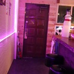 SUNNY - 入り口側のカウンターは派手な感じ