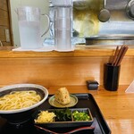 うどん屋 とき - カウンターの上にお冷をセッティングしてくれる