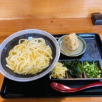 うどん屋 とき - かけうどん600円、かしわおにぎり150円(2023.05)