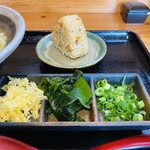 うどん屋 とき - 手前の皿は天かす、ワカメ、ネギ