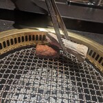 日本焼肉はせ川 別亭 - 油を備長炭で吸い取ります