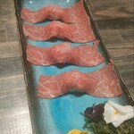 Nikai - 肉寿司もとろける美味しさ。上にお塩があったけど、少しお醤油欲しかったかも。。