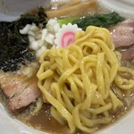 麺屋くろ松 - ヒラっとしたちぢれ太麺