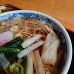 やぶ善 - 汁(つゆ)に溶けることがない"揚げ玉"は、その風味と食感を楽しむことができます。
