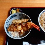 やぶ善 - プリッとしたフルサイズの海老と大葉の"ミニ"天丼。