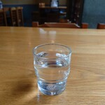 やぶ善 - 管理が行き届いたグラスで提供されるお水。