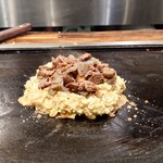 たぴおか食堂 - 生地に牛すじを載せる。