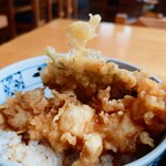 やぶ善 - 揚げたてサックサクで提供される天丼。