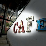 The LOAF Cafe - ２階へ上がる階段のカワイイCAFE文字