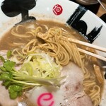 彩色ラーメンきんせい - 麺は小麦の風味がしっかりと感じられました