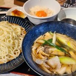 つるのおんがえし  - 『黒豚茸油揚げ浸けうどん~高原卵山芋ご飯と一緒に《カタリーナプリン付》ランチセット~』(税込1,100円)
      つけ汁のトッピングは黒豚、占地、榎茸、牛蒡、白葱、油揚げ、青葱