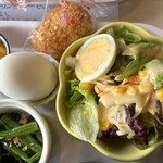 Cafe Sona - サラダや小鉢、ゆで卵、フルーツ、せんべい