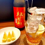 今石飯店 涼華 - 無濾過の紅琥珀に串切りレモンを入れてロックで楽しむ