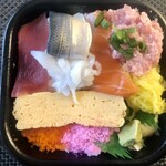 丼丸 - 料理写真:赤身、小肌、サーモン、ネギトロ、イカ、タクアン、厚焼き、トビコ、桜でんぶ、ガリ、練りわさび