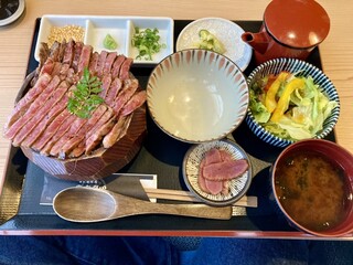 Kominka Yakiniku Kotori - 真ん中の赤かぶみたいなのは牛肉の燻製