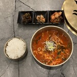 ラオン 焼肉 - パンチャン、ライス、ユッケジャン