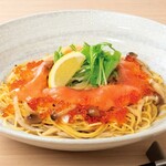 三文鱼和三文鱼籽的日式意大利面黄油酱油风味