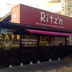 リッツン - 赤の看板が目を引きます♪