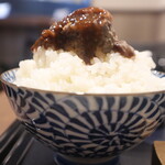 Hambagukashiwano - ご飯に宮崎牛ハンバーグを少しのせて、デミシシューソースをタラ～♪