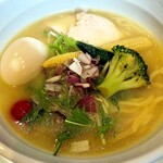 ラーメンバル 紬 - 濃厚鶏白湯(塩)、煮卵トッピング