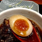 俺の中華たなか家 - つけ汁に浸した「味玉」は良い色合いでピカピカ✨