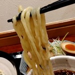 俺の中華たなか家 - 汁に漬けてからの麺リフト⤴️ツル♬ピカ✨麺に醤油スープを纏って舞い上がります(*^_^*)