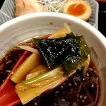 俺の中華たなか家 - トッピング類をつけ汁に一旦浸してサルベージ⤴️　「ワカメ」「メンマ」「白髪葱」♬