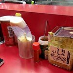 家系ラーメン とらきち家 - 卓上味変調味料１