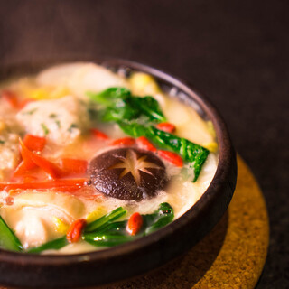 『水炊锅』的高级版本，让您在一锅中享受鸡肉的全部风味。