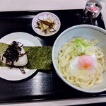 237679770 - 釜玉うどんと昆布おにぎり