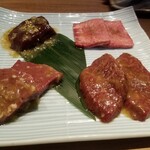 焼肉 うしみつ一門 - 神谷商店さんから …… 
      左上から時計回り … レバー、厳選タン～檸檬
      、サガリ～青唐辛子味噌、ハツ
      