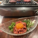 Rojiura Yakiniku Makkusu Za Horumon - 霜降りタンユッケ