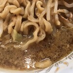ラーメン二郎 - 液体油の下はほぼ非乳化のスープ。