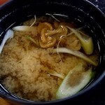 ジャンボおしどり寿司 - 出汁が美味しいネギ、なめこの味噌汁！
