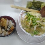 ラーメンショップ 椿 - 提供品(豚トロ丼(左)と｢セロリラーメン｣(右))