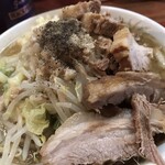ラーメン二郎 - 野菜と脂にブラックペッパーをかけて頂きます。